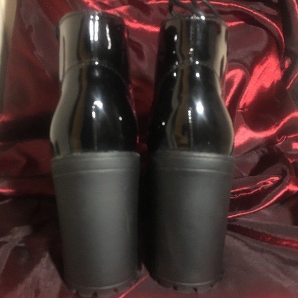 Black boots - Picture 3 of 4